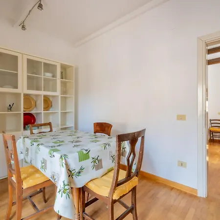 Piazza Navona Rooftop Retreat B *
