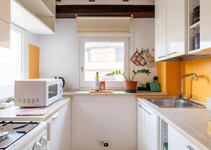 Piazza Navona Rooftop Retreat B *